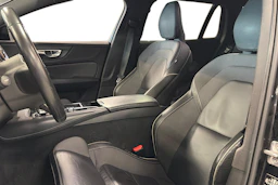 musta Volvo V60 2021 kuva 3.