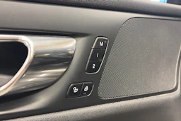 musta Volvo V60 2021 kuva 4.