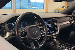 musta Volvo V60 2021 kuva 5.