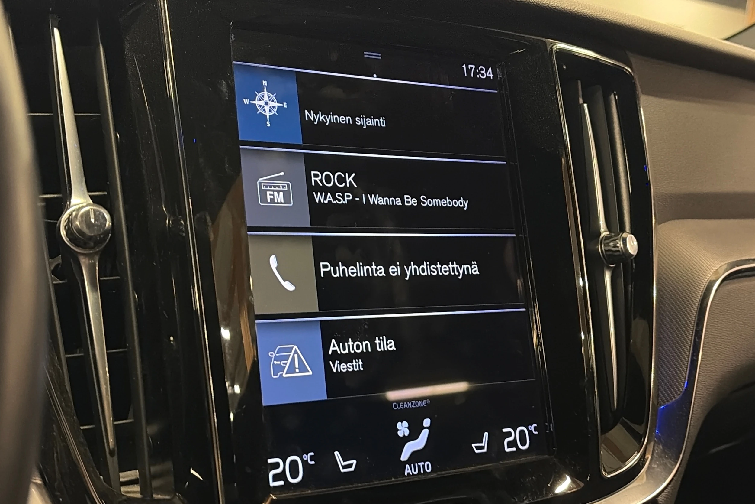 musta Volvo V60 2021 kuva 7.