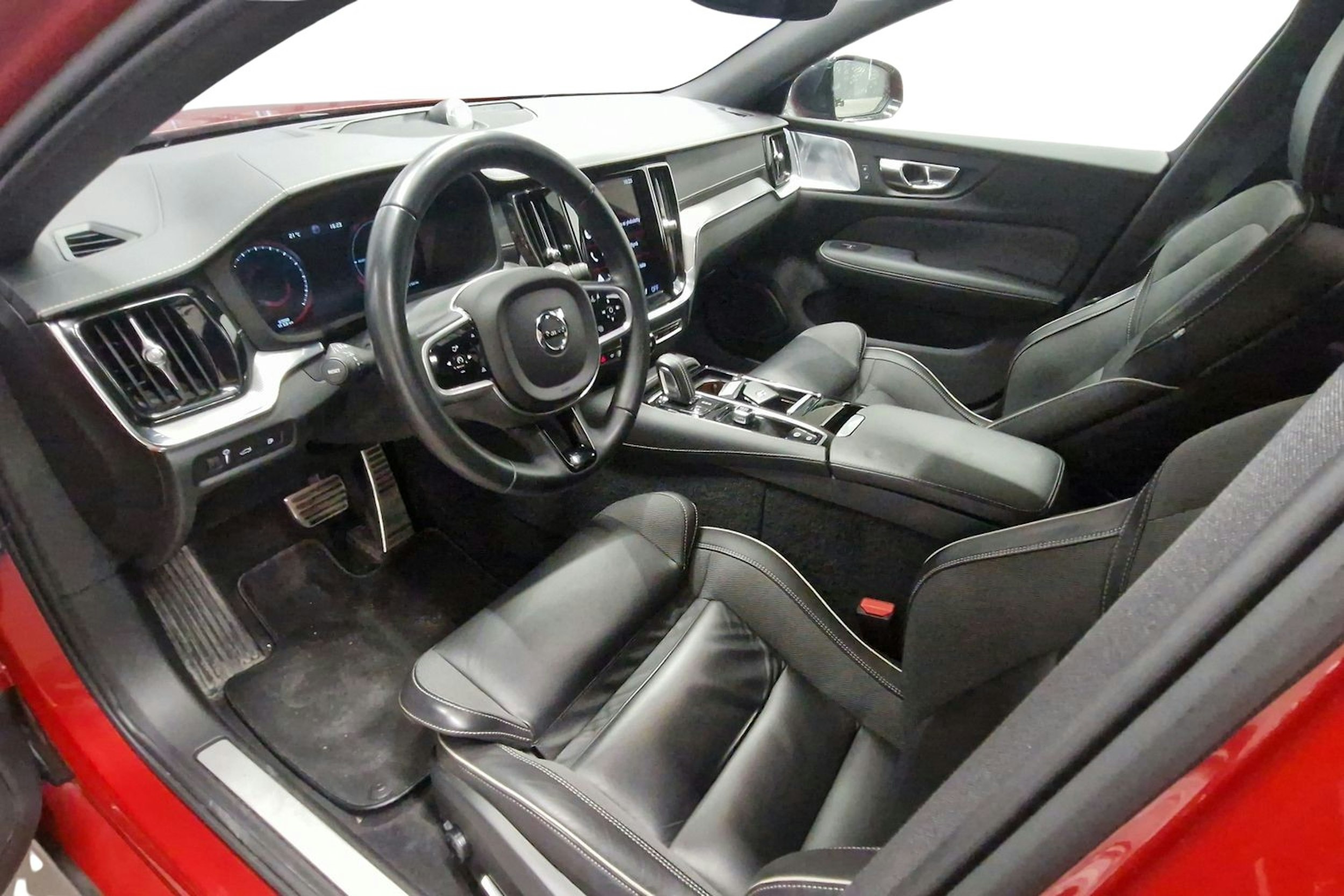 punainen Volvo V60 2021 kuva 3.