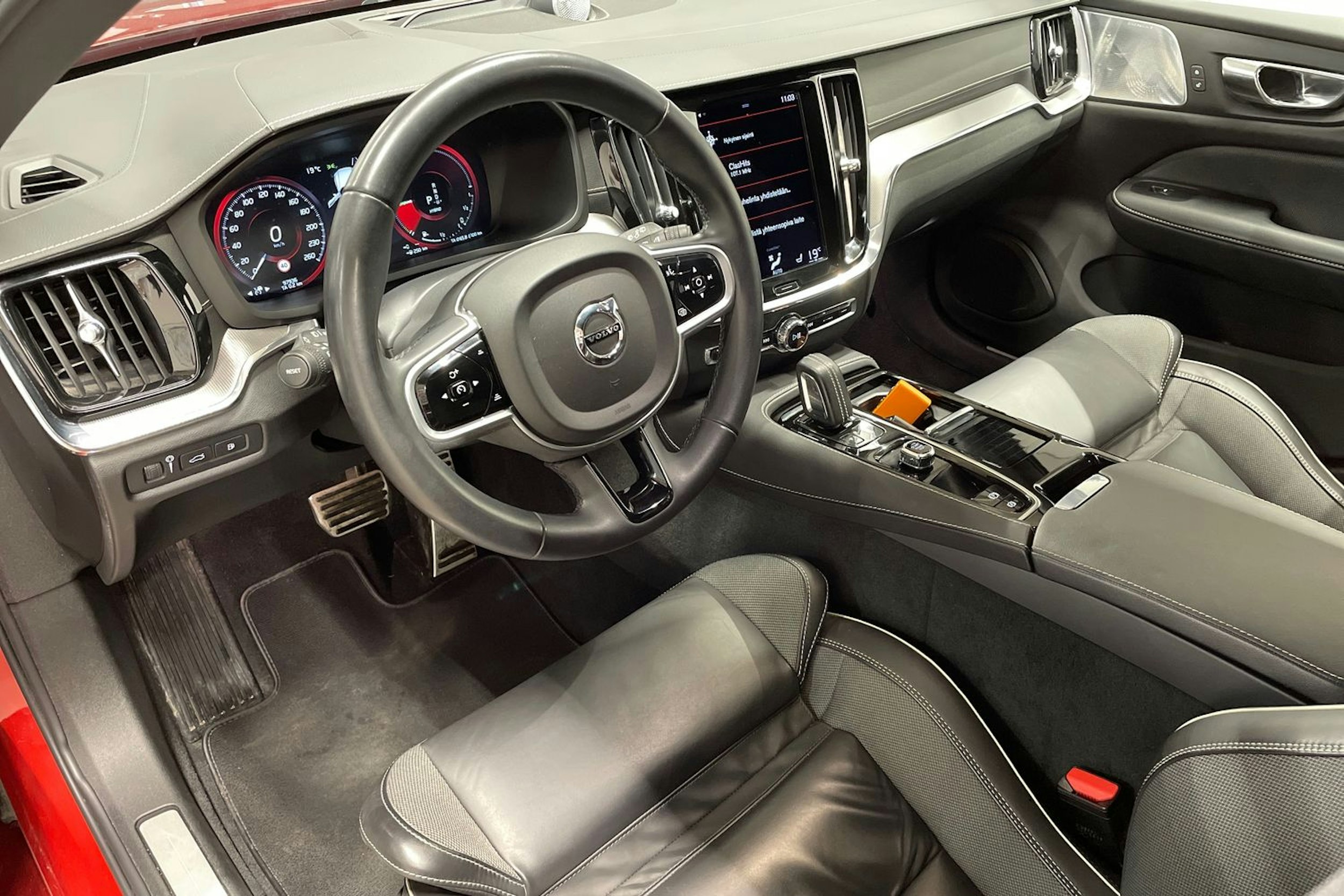 punainen Volvo V60 2022 kuva 7.