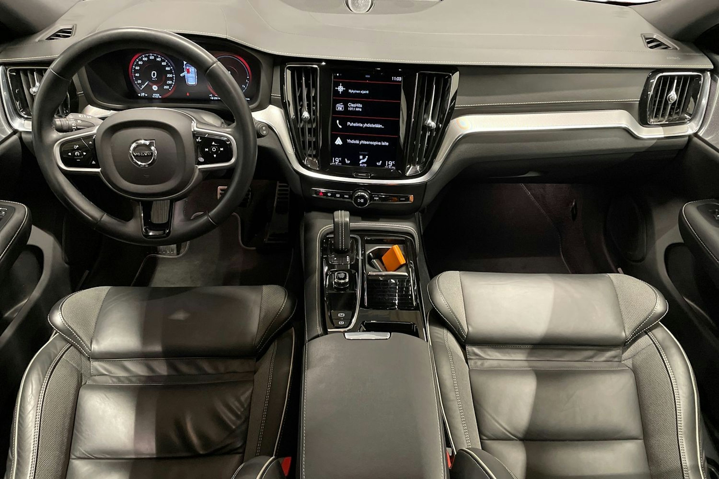 punainen Volvo V60 2022 kuva 9.
