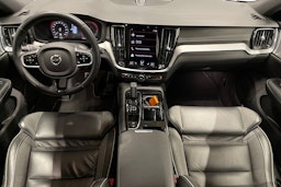punainen Volvo V60 2022 kuva 9.