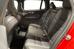 punainen Volvo V60 2022 kuva 10.