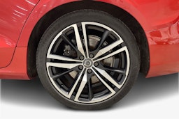 punainen Volvo V60 2022 kuva 11.
