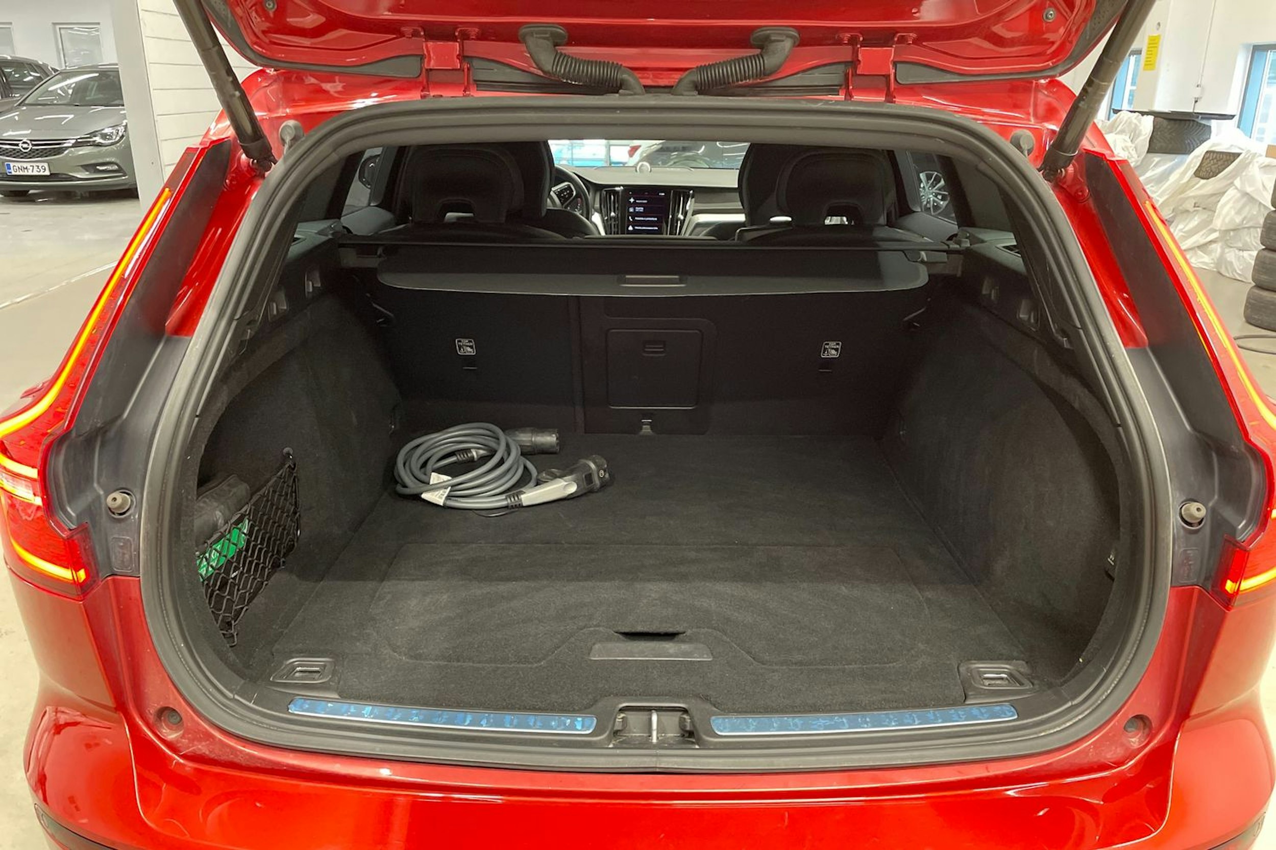 punainen Volvo V60 2022 kuva 14.
