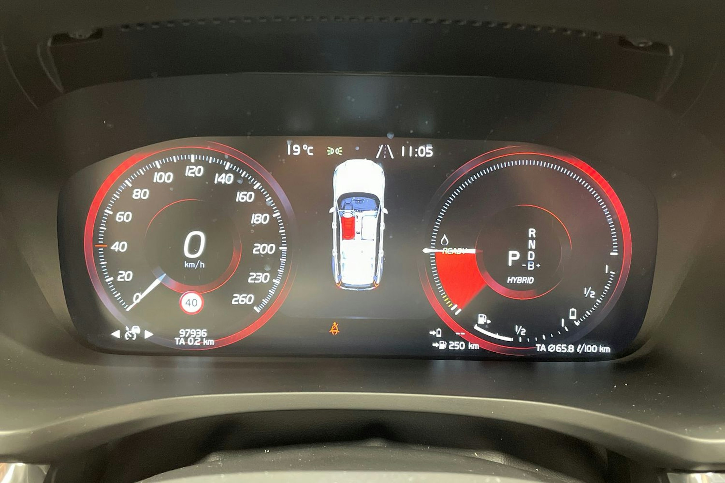 punainen Volvo V60 2022 kuva 15.