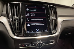 punainen Volvo V60 2022 kuva 16.