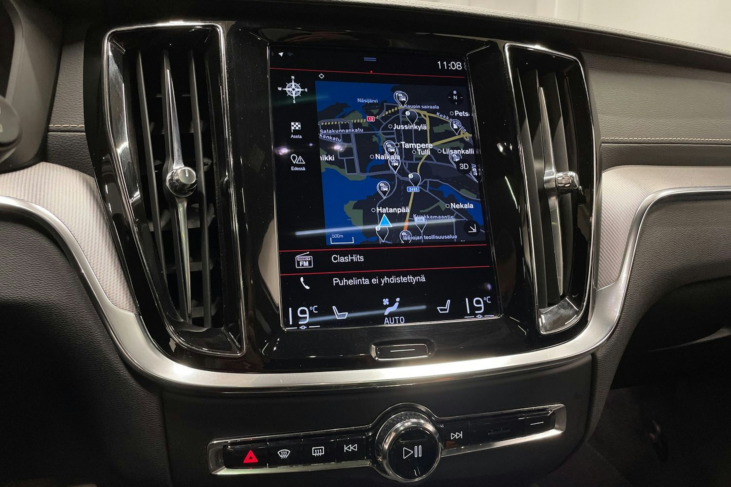 punainen Volvo V60 2022 kuva 17.