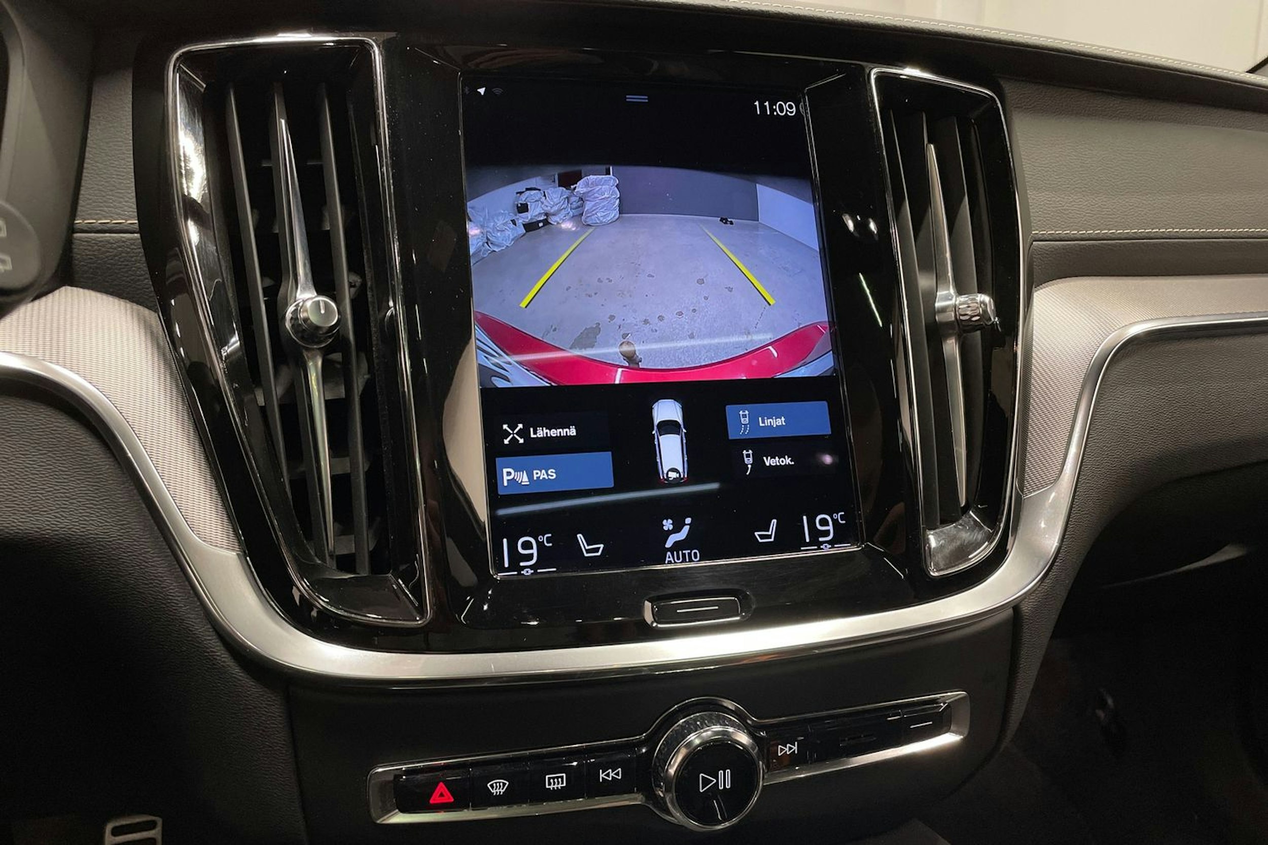 punainen Volvo V60 2022 kuva 18.