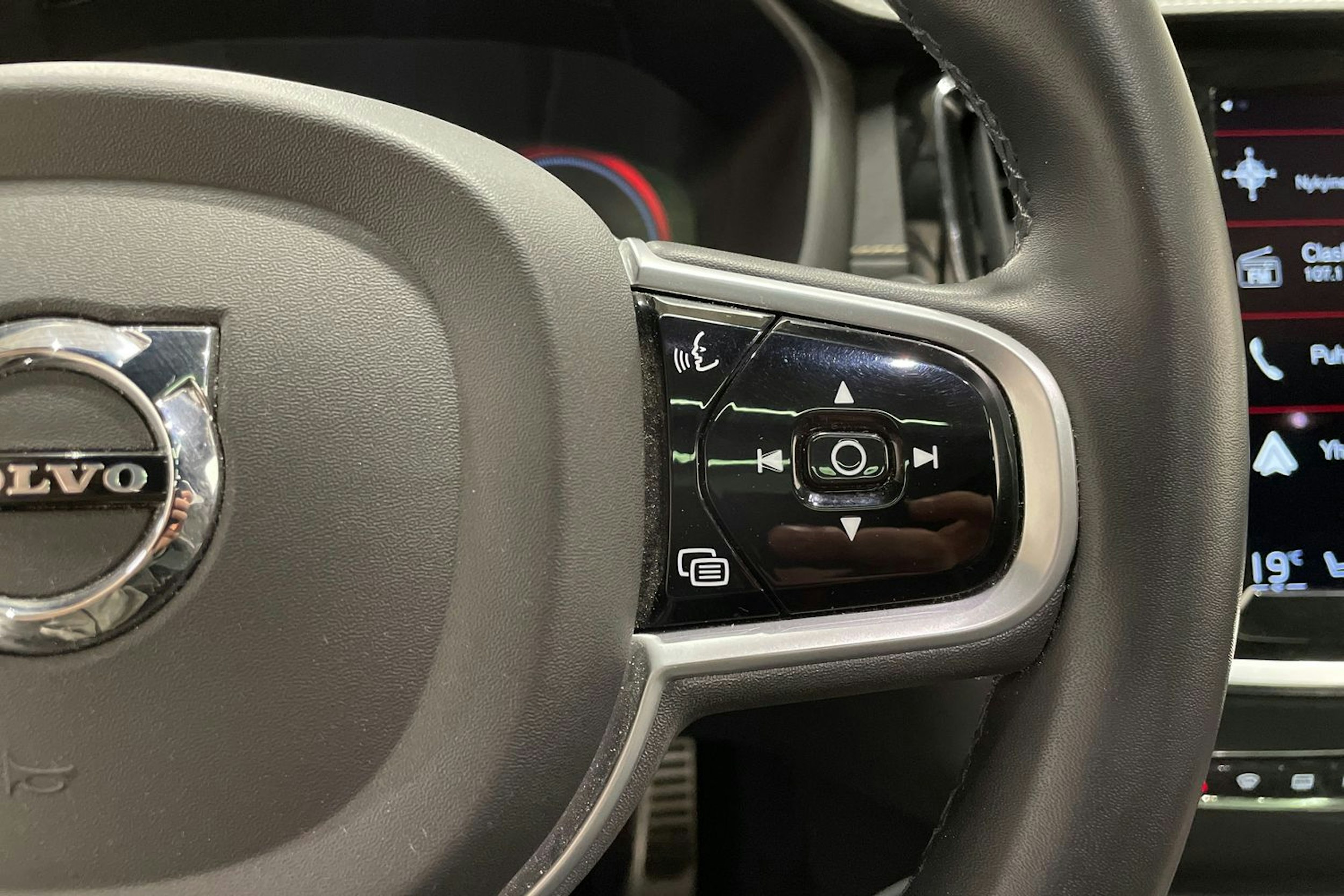 punainen Volvo V60 2022 kuva 21.