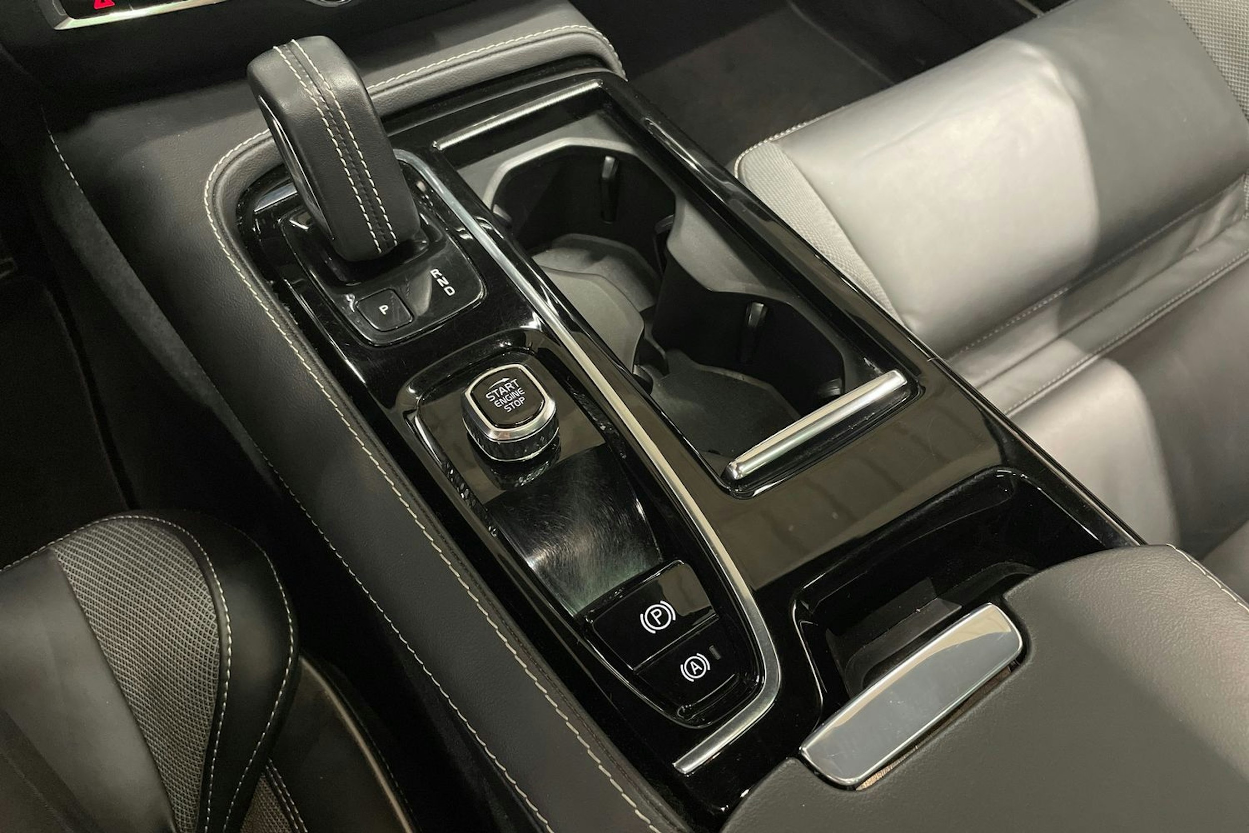 punainen Volvo V60 2022 kuva 22.