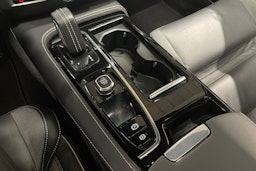 punainen Volvo V60 2022 kuva 22.
