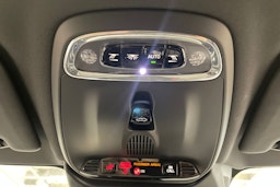 punainen Volvo V60 2022 kuva 23.