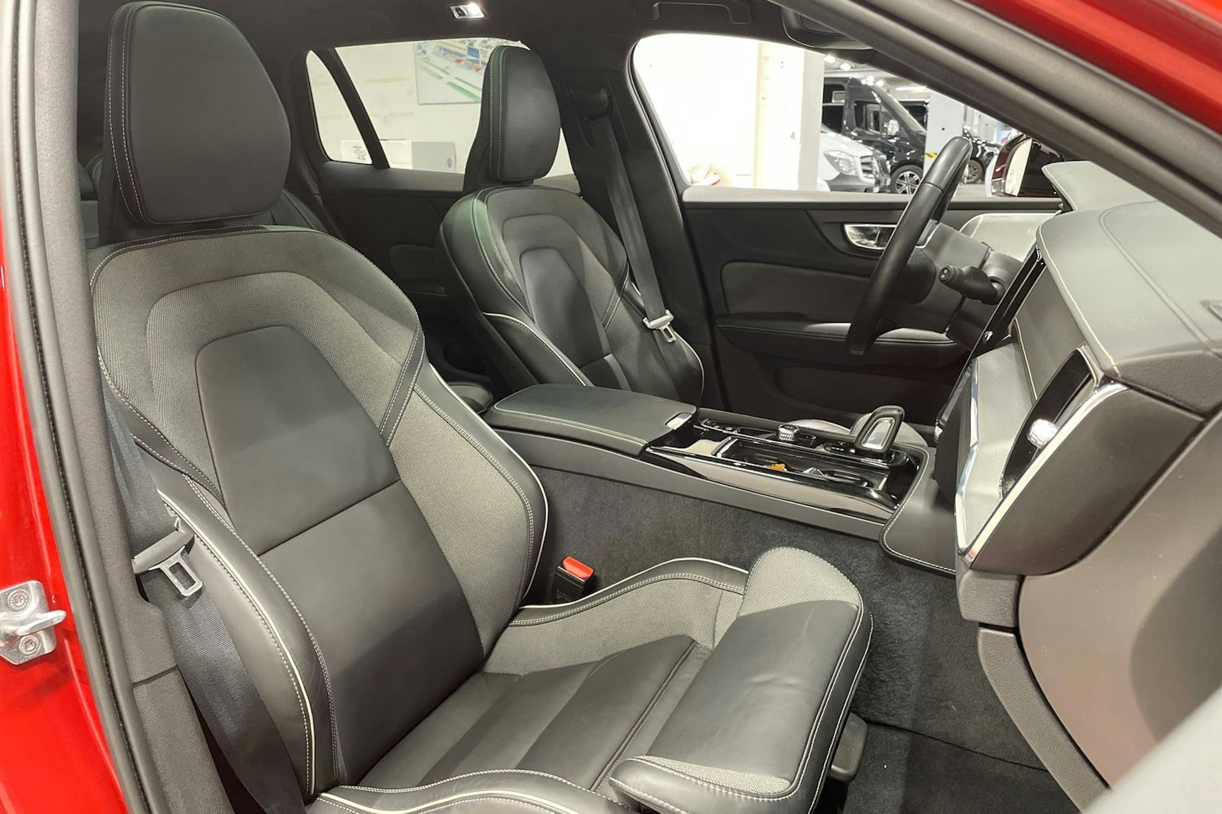 punainen Volvo V60 2022 kuva 24.