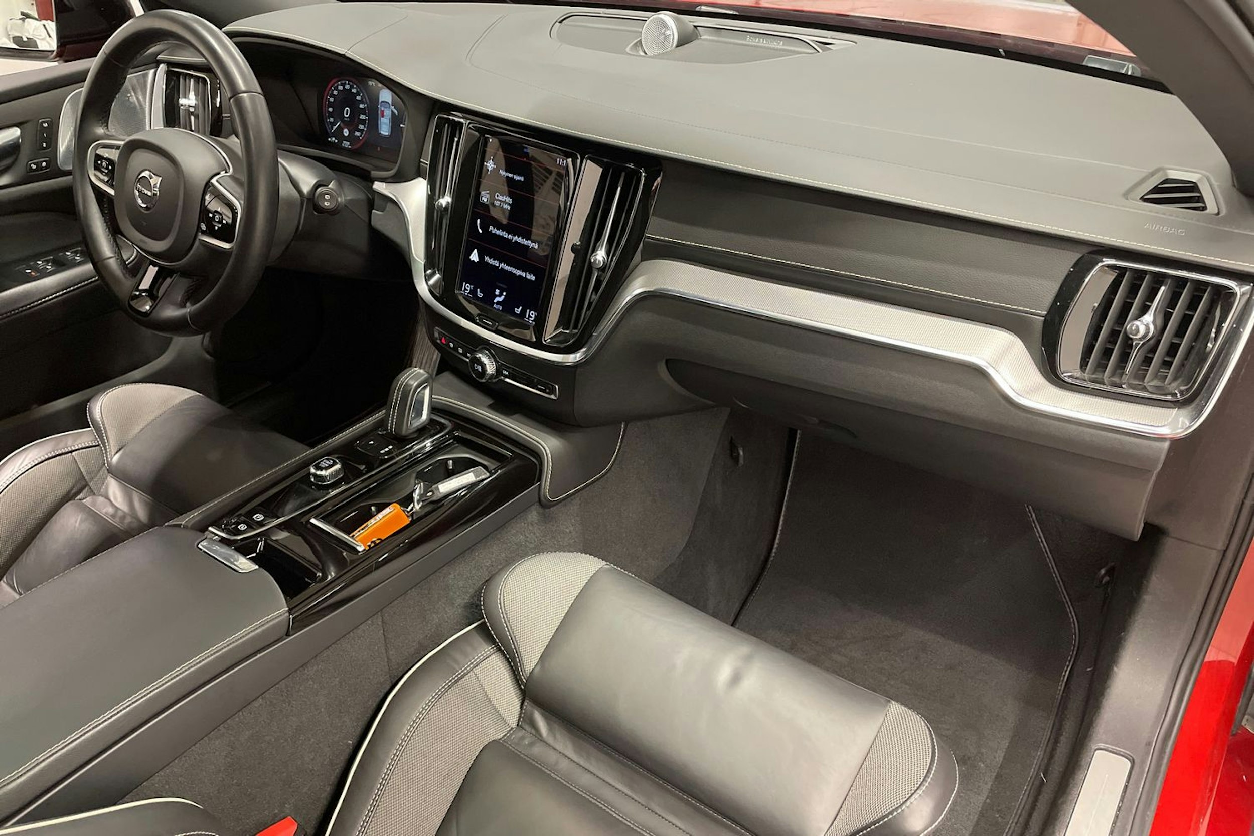 punainen Volvo V60 2022 kuva 25.