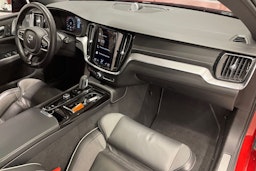 punainen Volvo V60 2022 kuva 25.