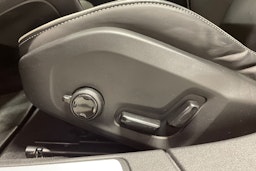 punainen Volvo V60 2022 kuva 26.