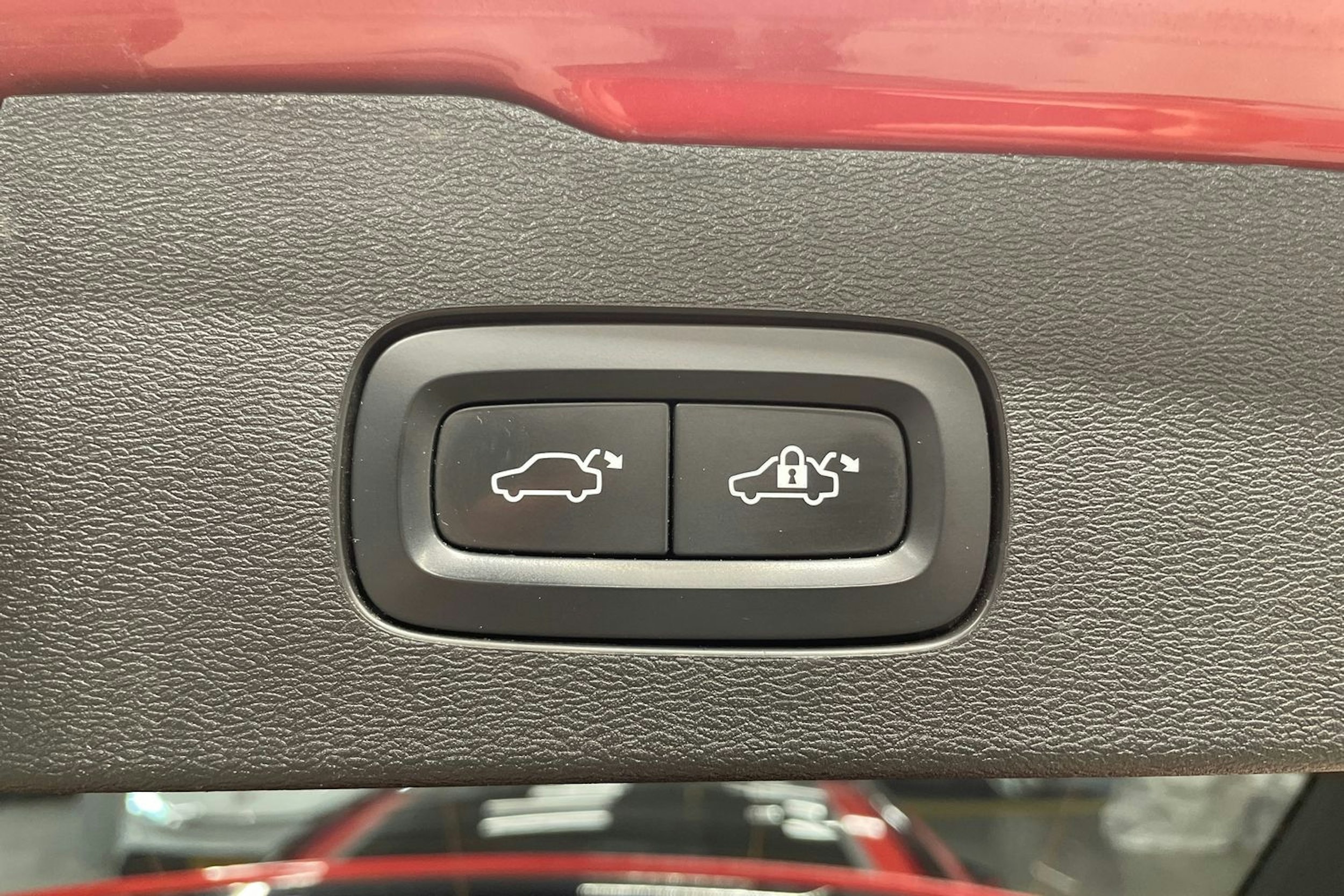 punainen Volvo V60 2022 kuva 30.