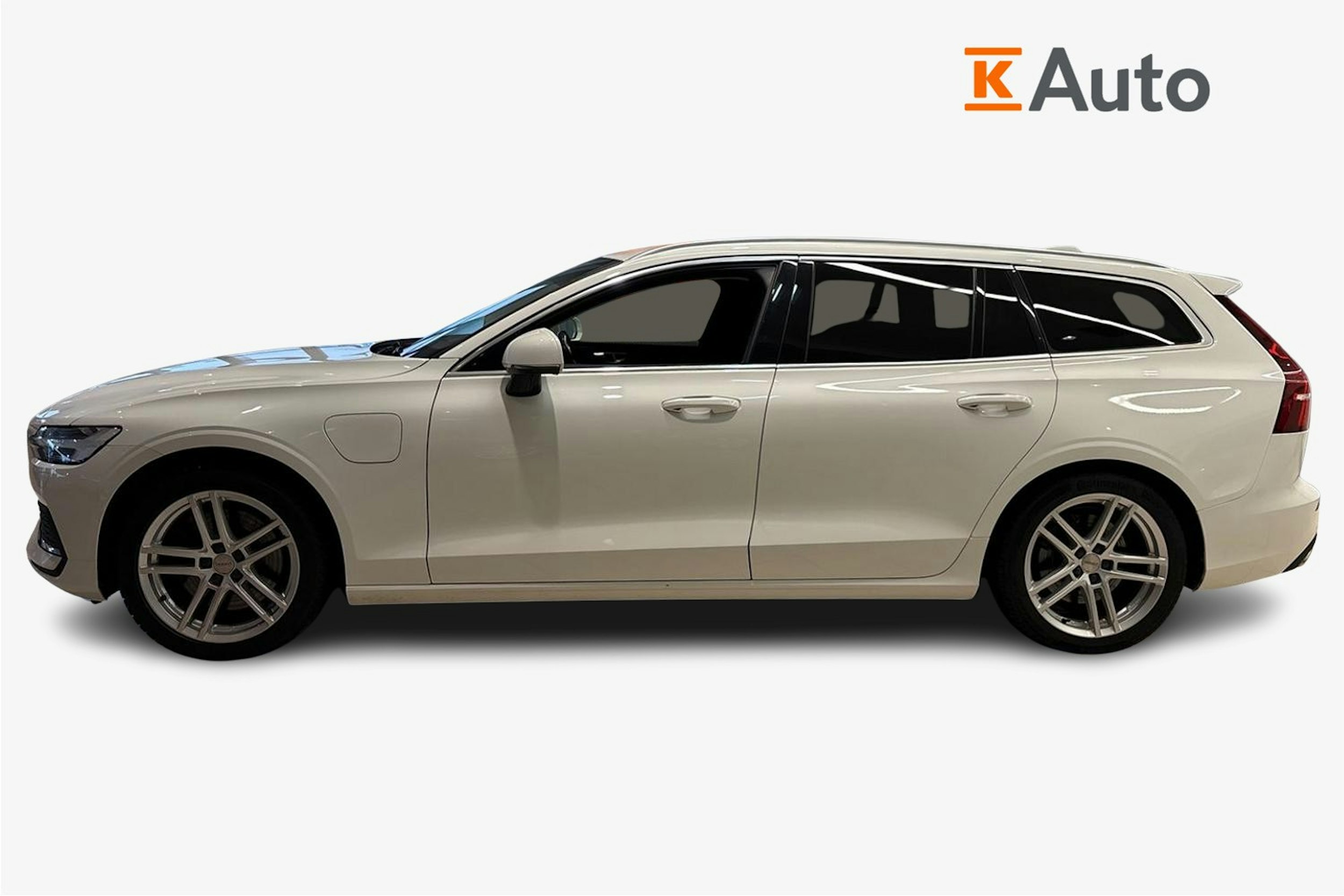 Valkoinen Volvo V60 2021 kuva 6.