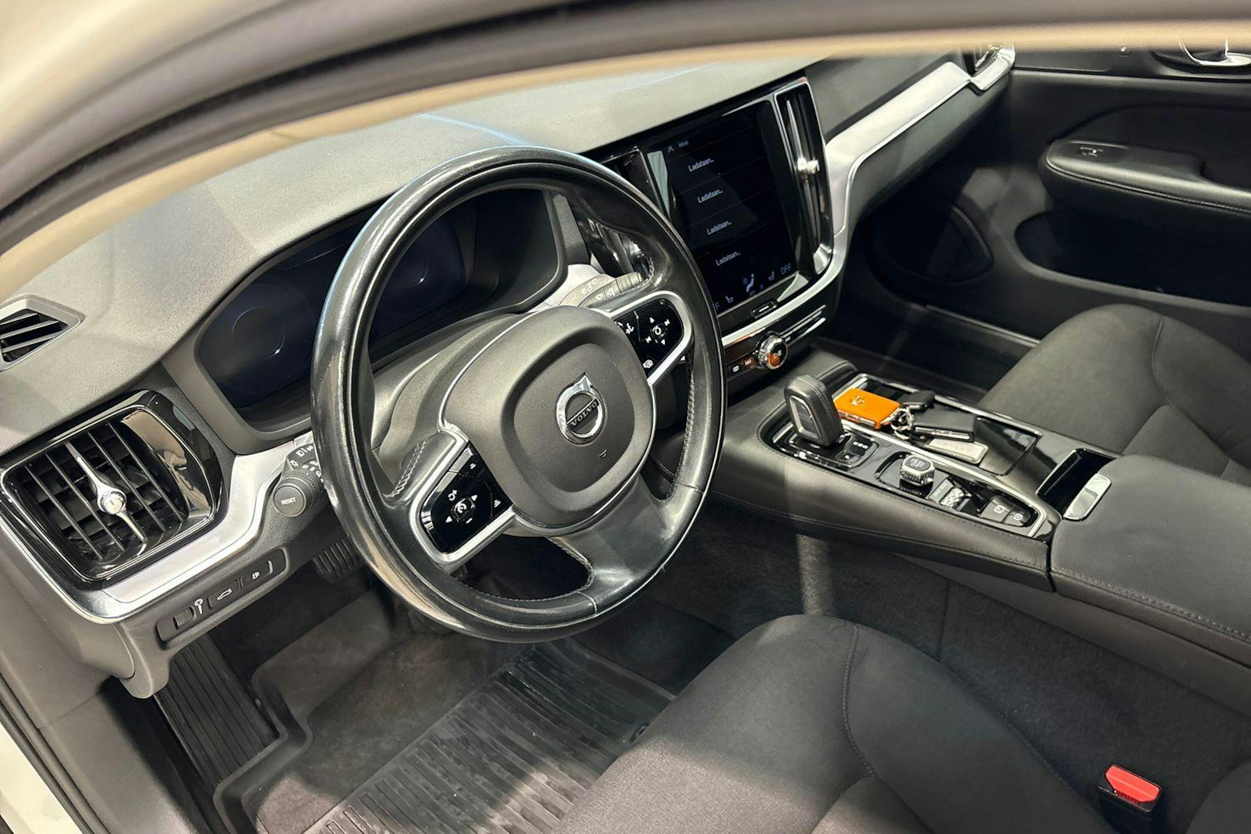 Valkoinen Volvo V60 2021 kuva 7.