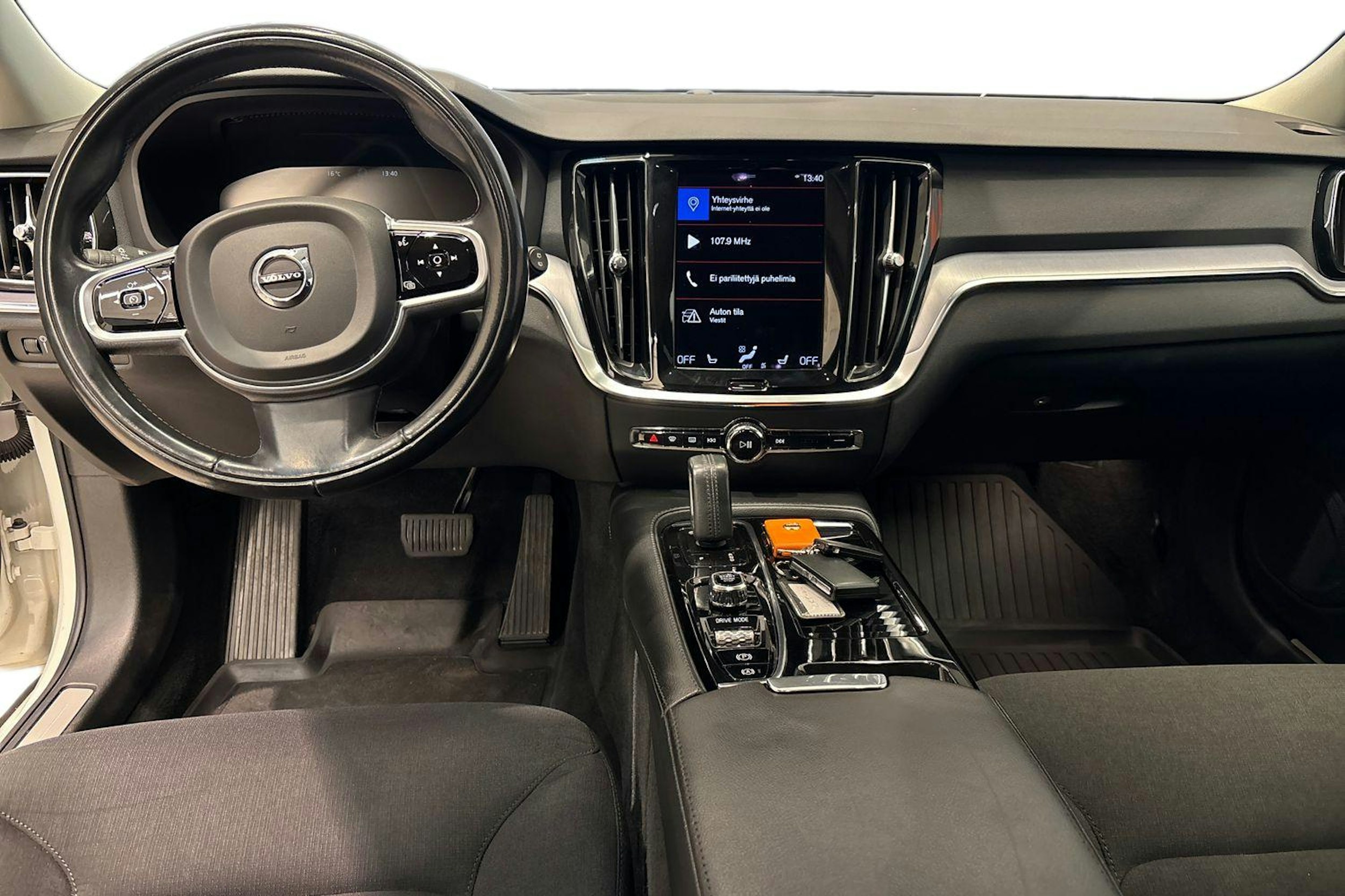 Valkoinen Volvo V60 2021 kuva 9.