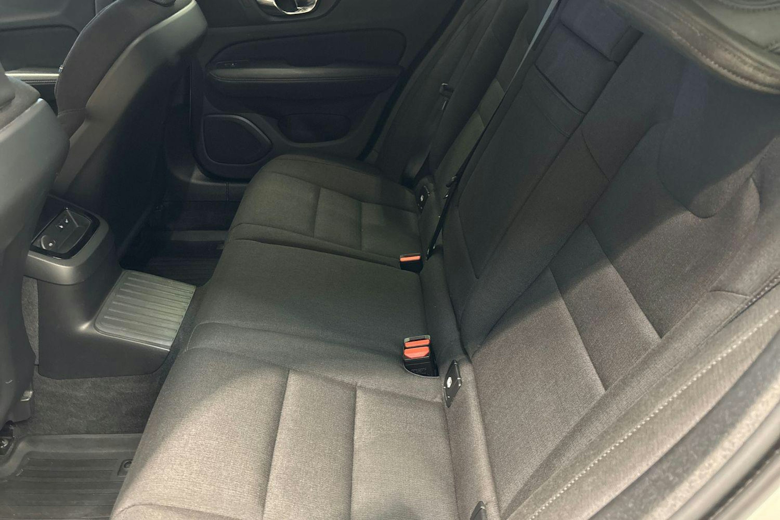 Valkoinen Volvo V60 2021 kuva 10.