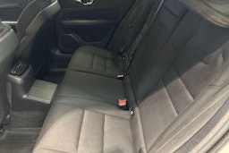 Valkoinen Volvo V60 2021 kuva 10.