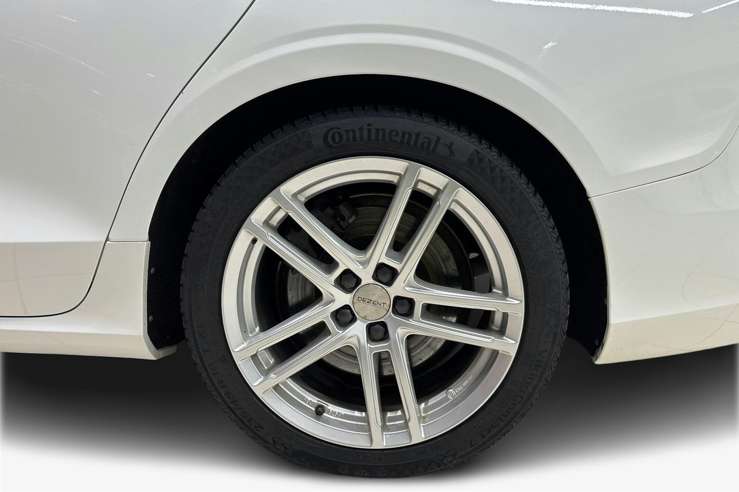 Valkoinen Volvo V60 2021 kuva 11.