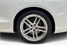 Valkoinen Volvo V60 2021 kuva 11.