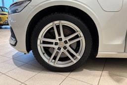 Valkoinen Volvo V60 2021 kuva 13.