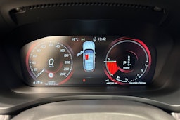 Valkoinen Volvo V60 2021 kuva 14.