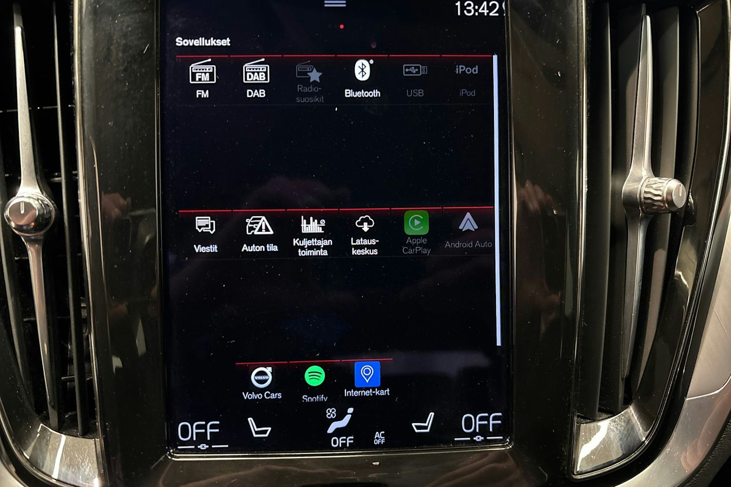 Valkoinen Volvo V60 2021 kuva 15.