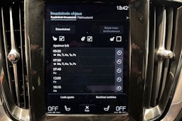 Valkoinen Volvo V60 2021 kuva 16.