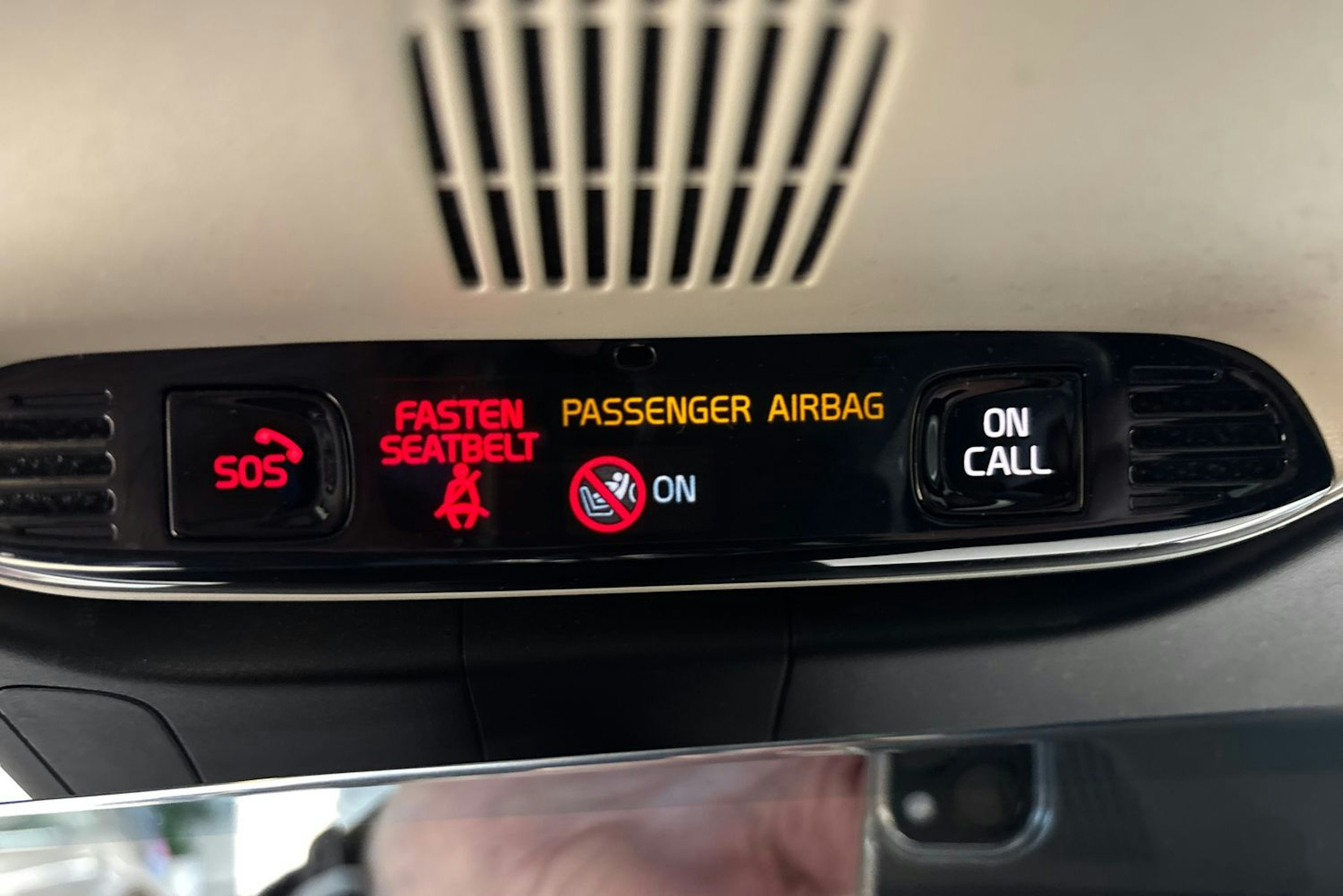 Valkoinen Volvo V60 2021 kuva 17.