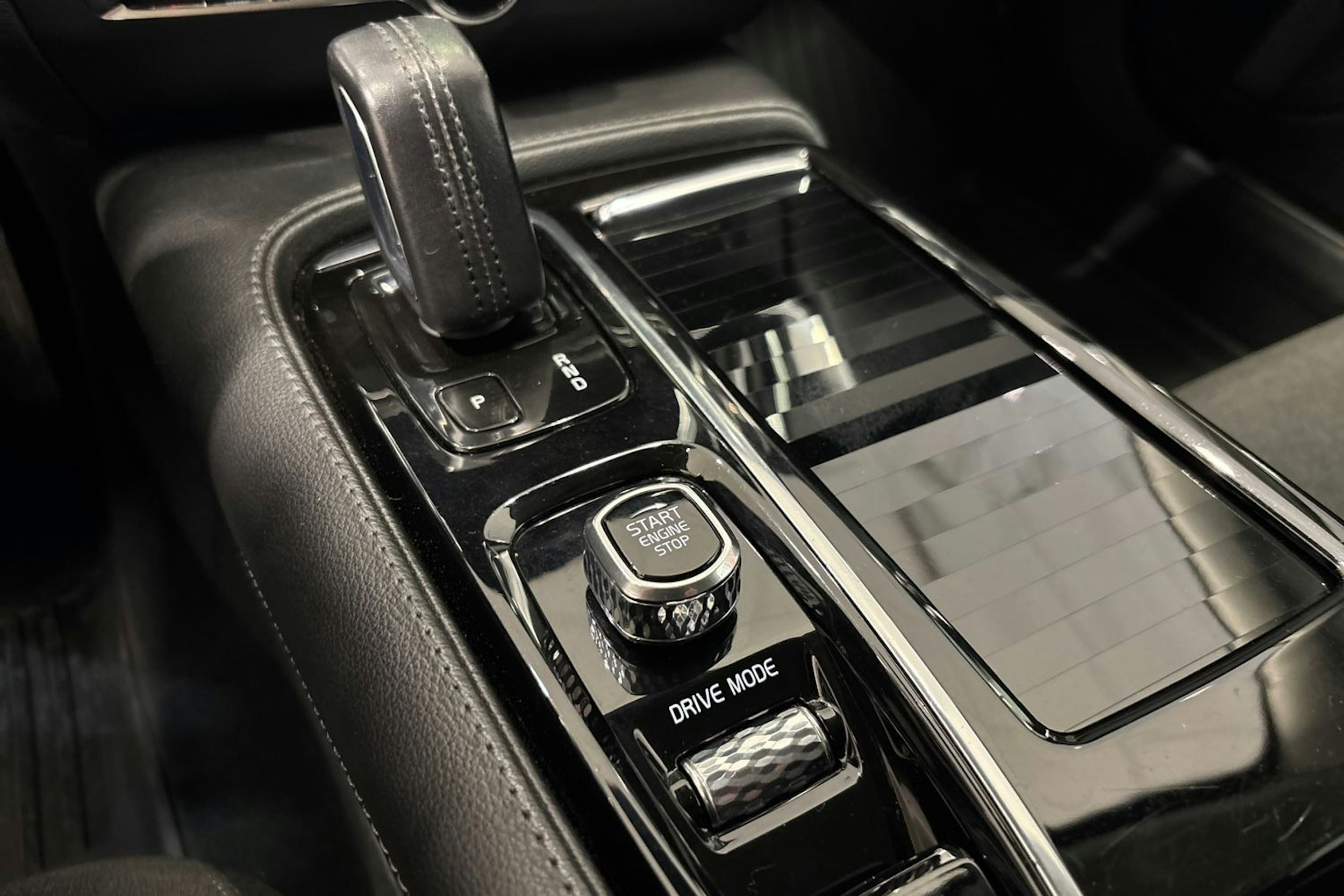 Valkoinen Volvo V60 2021 kuva 18.