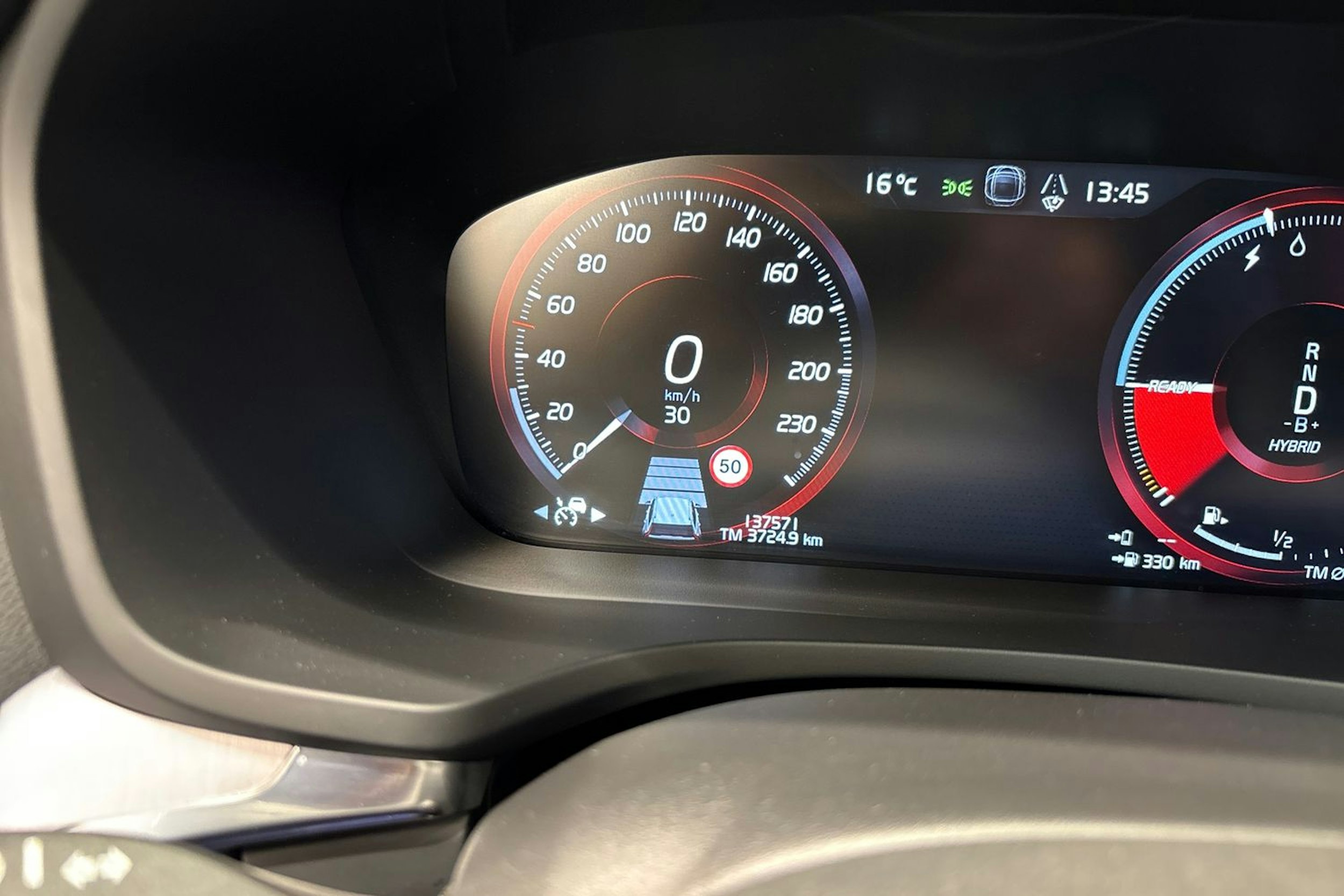 Valkoinen Volvo V60 2021 kuva 19.