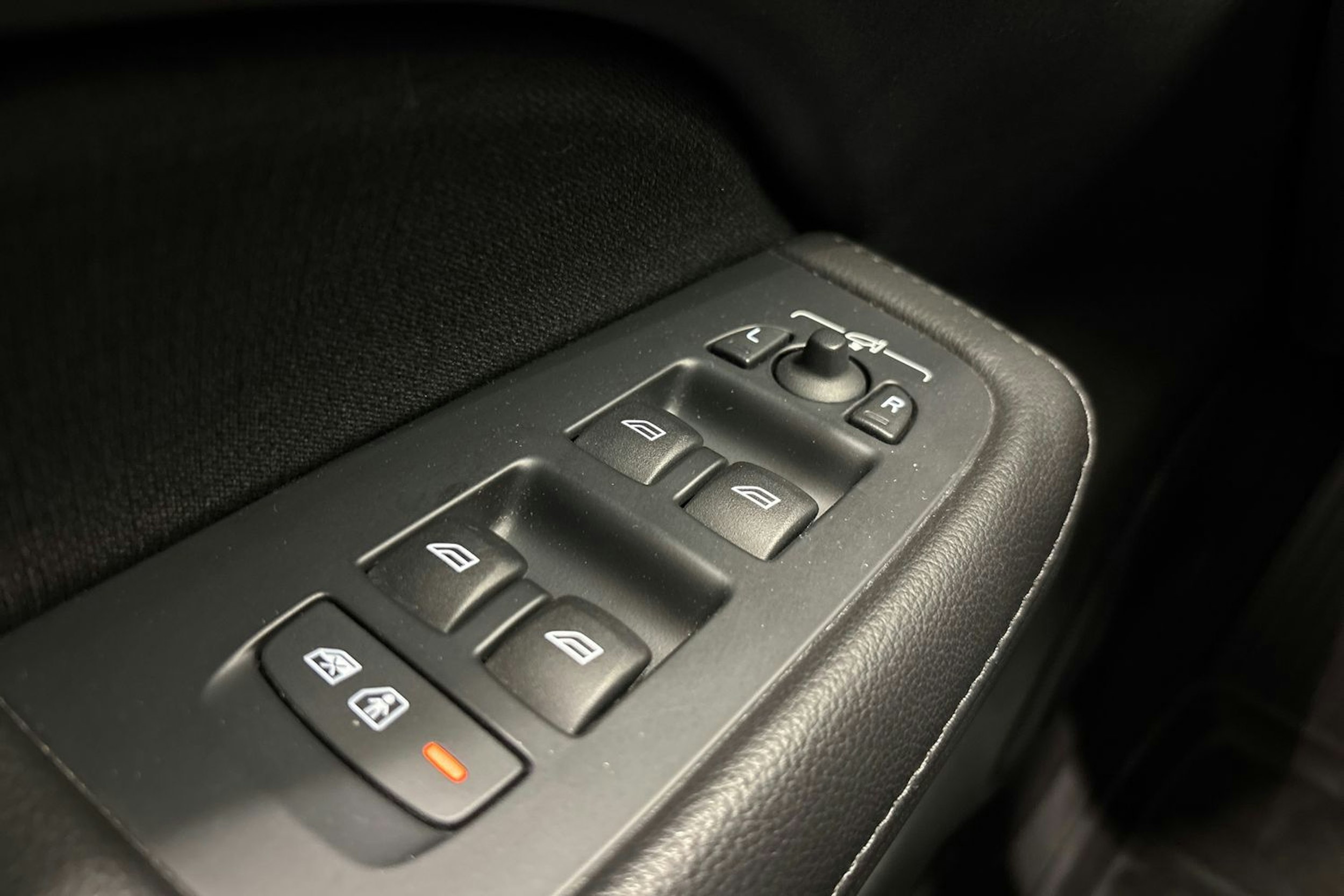 Valkoinen Volvo V60 2021 kuva 23.