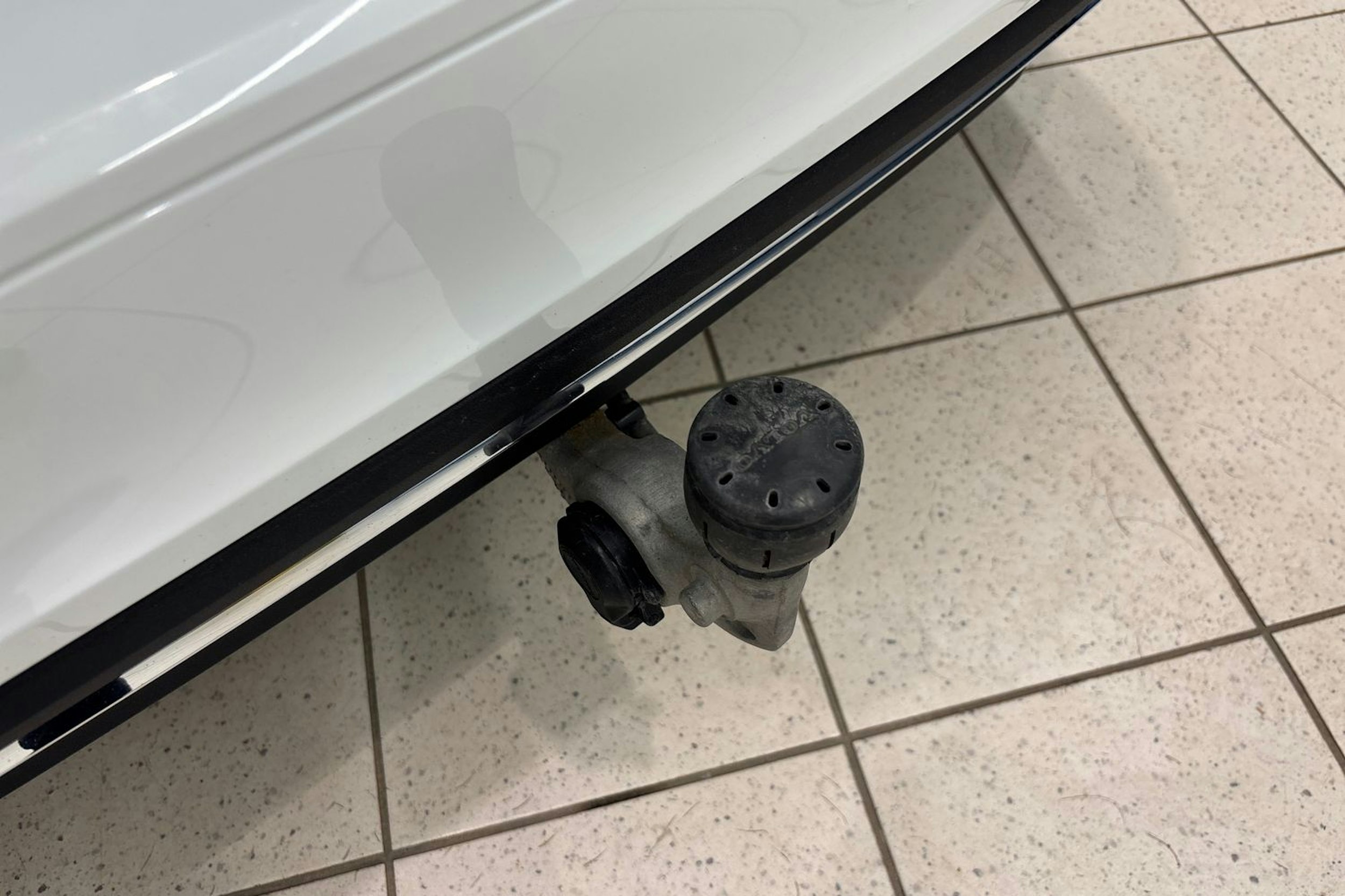 Valkoinen Volvo V60 2021 kuva 24.