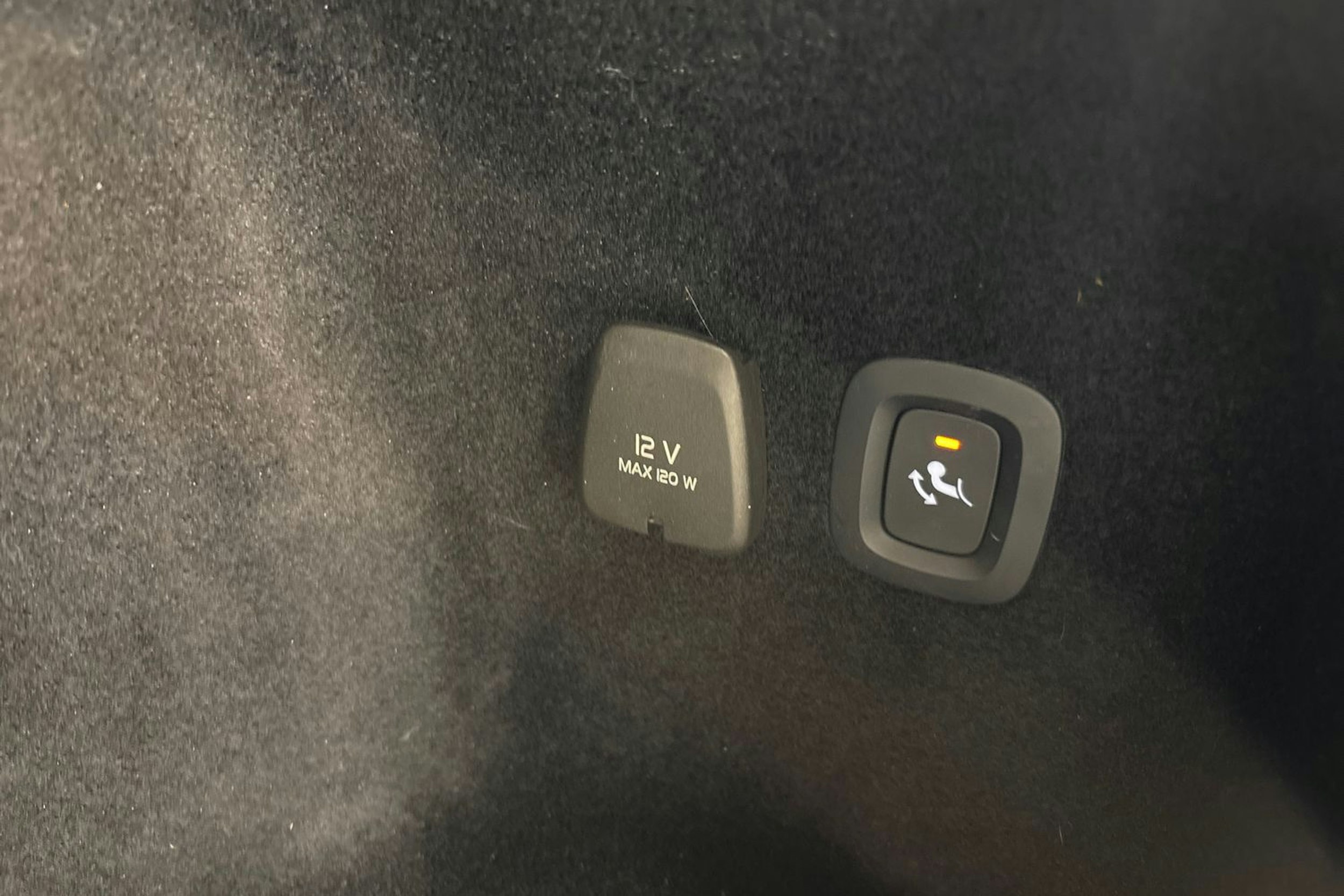 Valkoinen Volvo V60 2021 kuva 25.