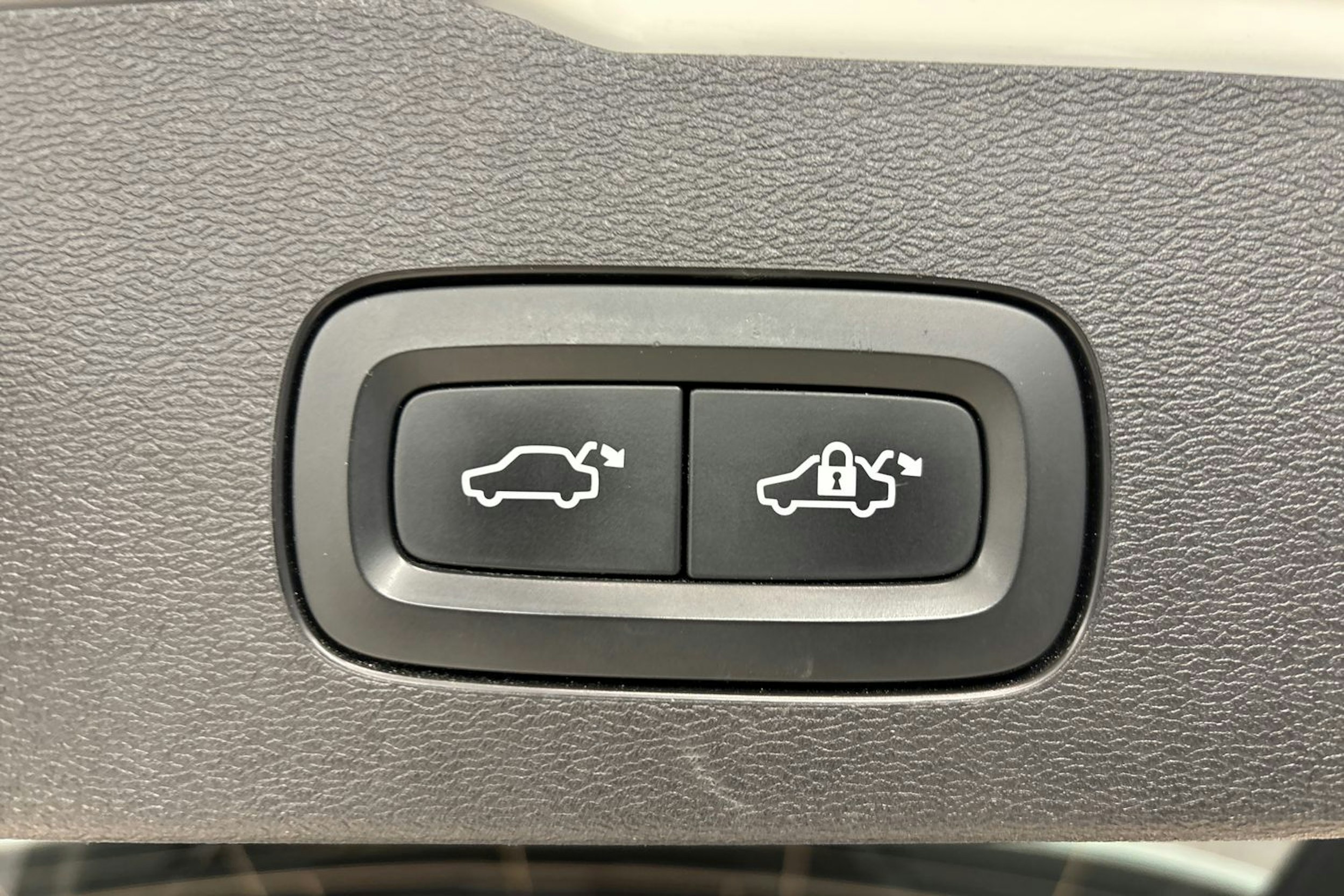 Valkoinen Volvo V60 2021 kuva 26.