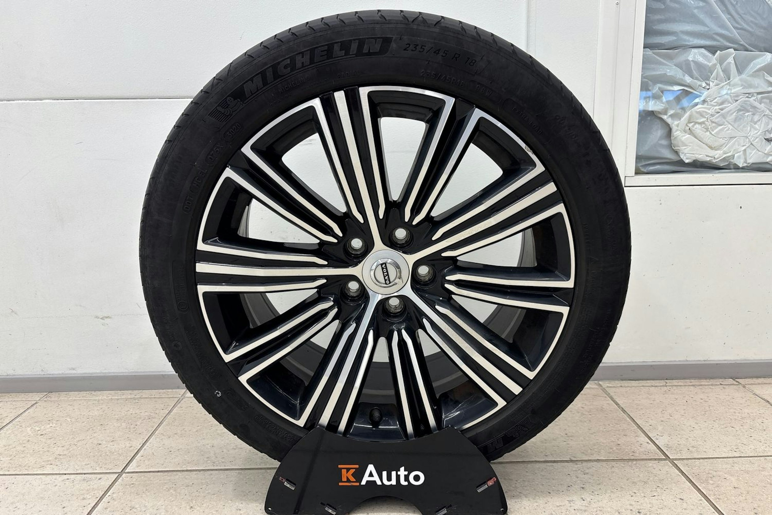 Valkoinen Volvo V60 2021 kuva 27.