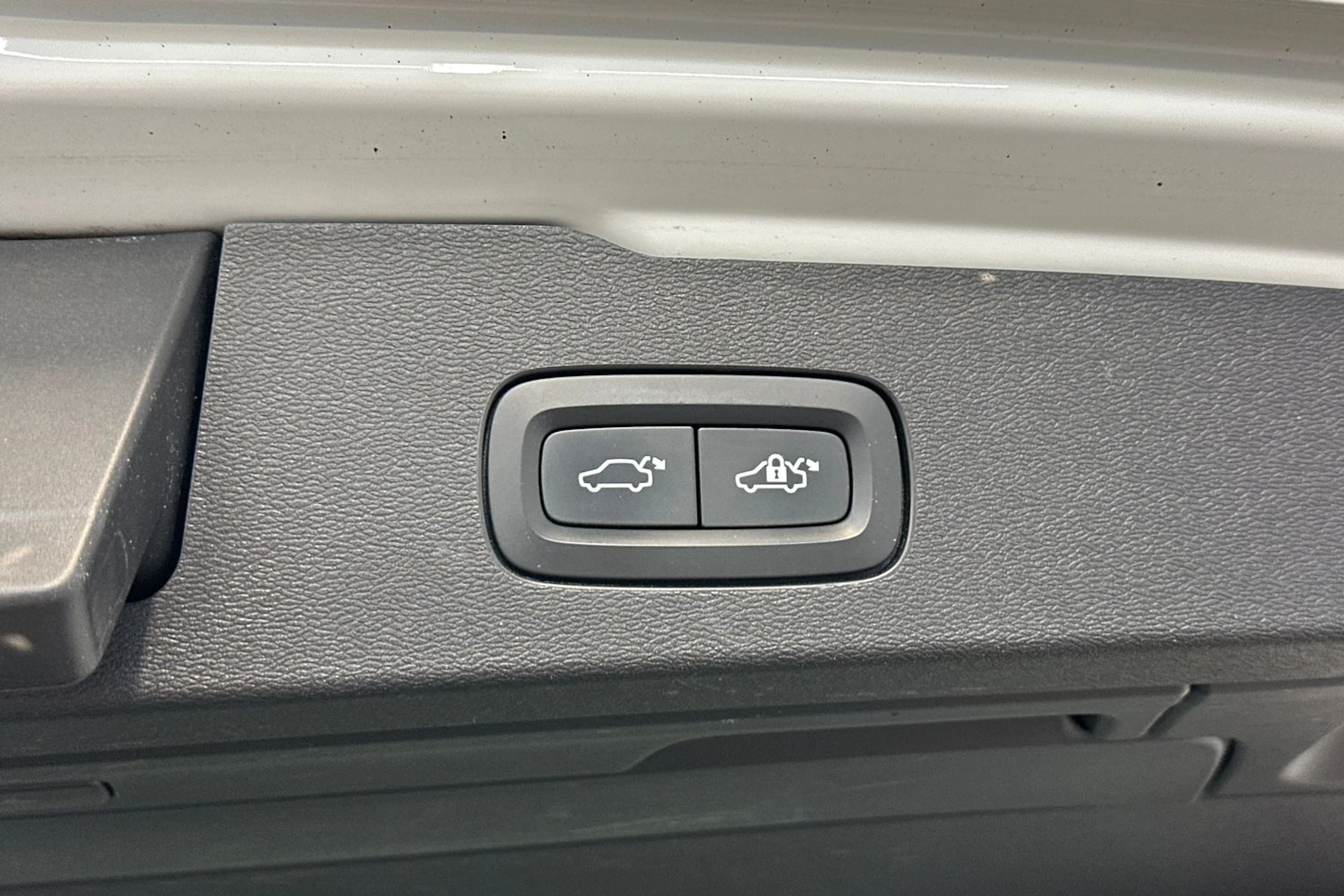 Valkoinen Volvo V60 2021 kuva 33.