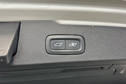 Valkoinen Volvo V60 2021 kuva 33.