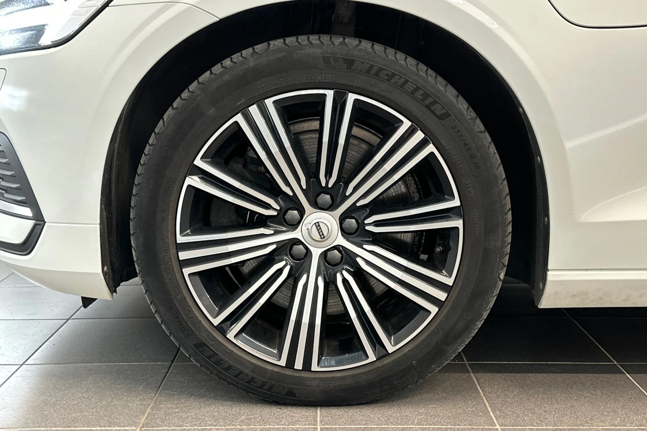 Valkoinen Volvo V60 2021 kuva 36.