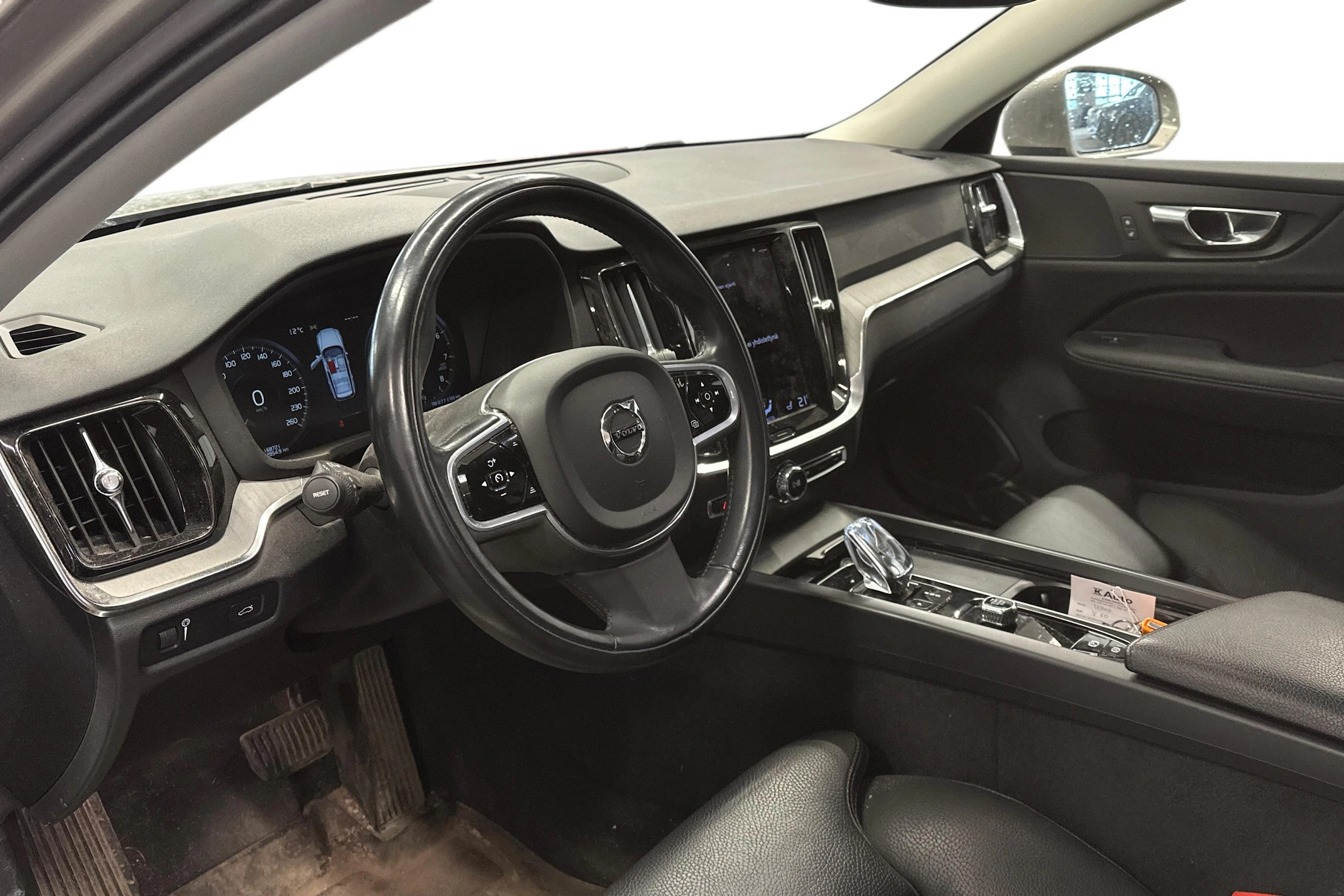 harmaa Volvo V60 2021 kuva 3.