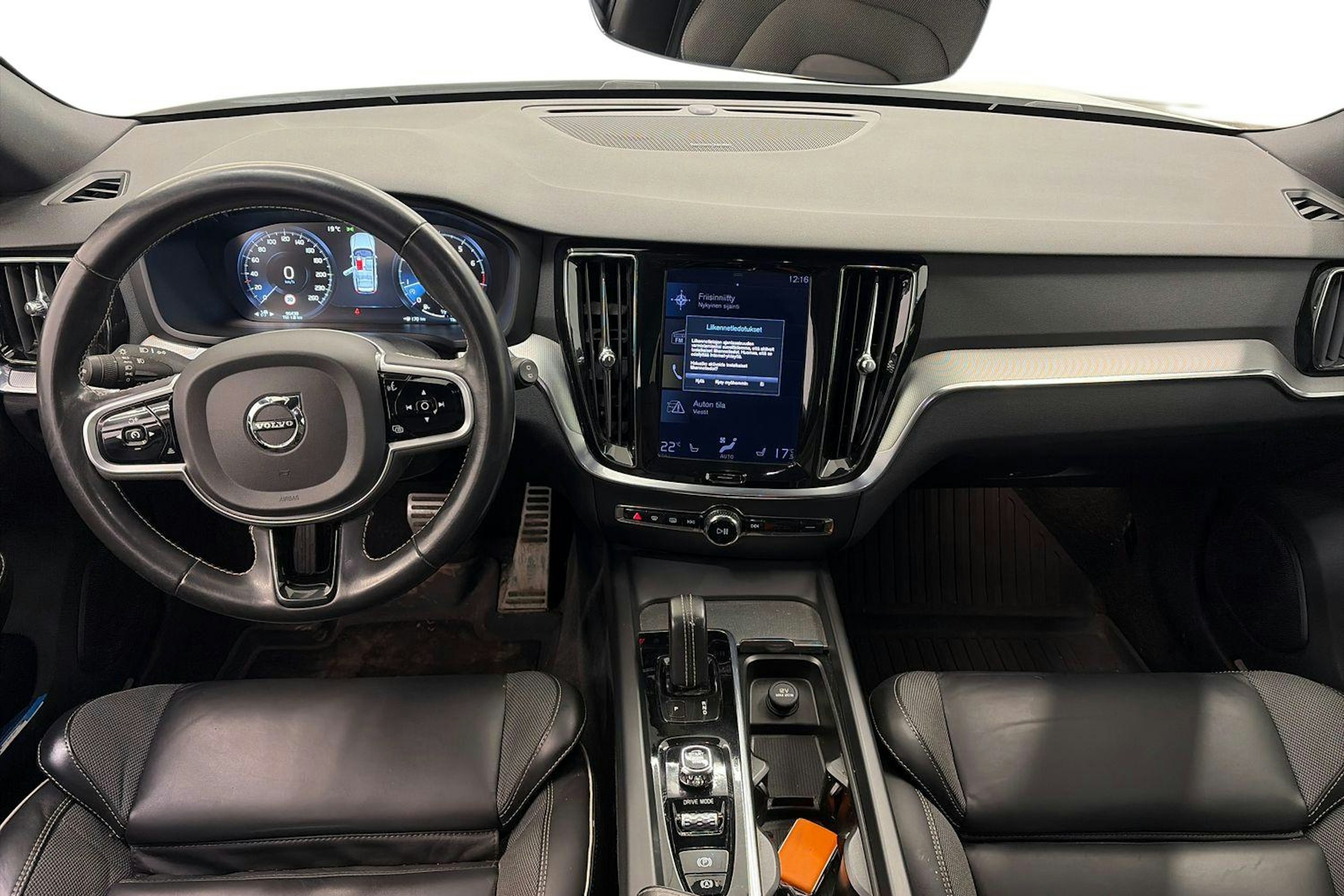 met. valkoinen Volvo V60 2021 kuva 9.