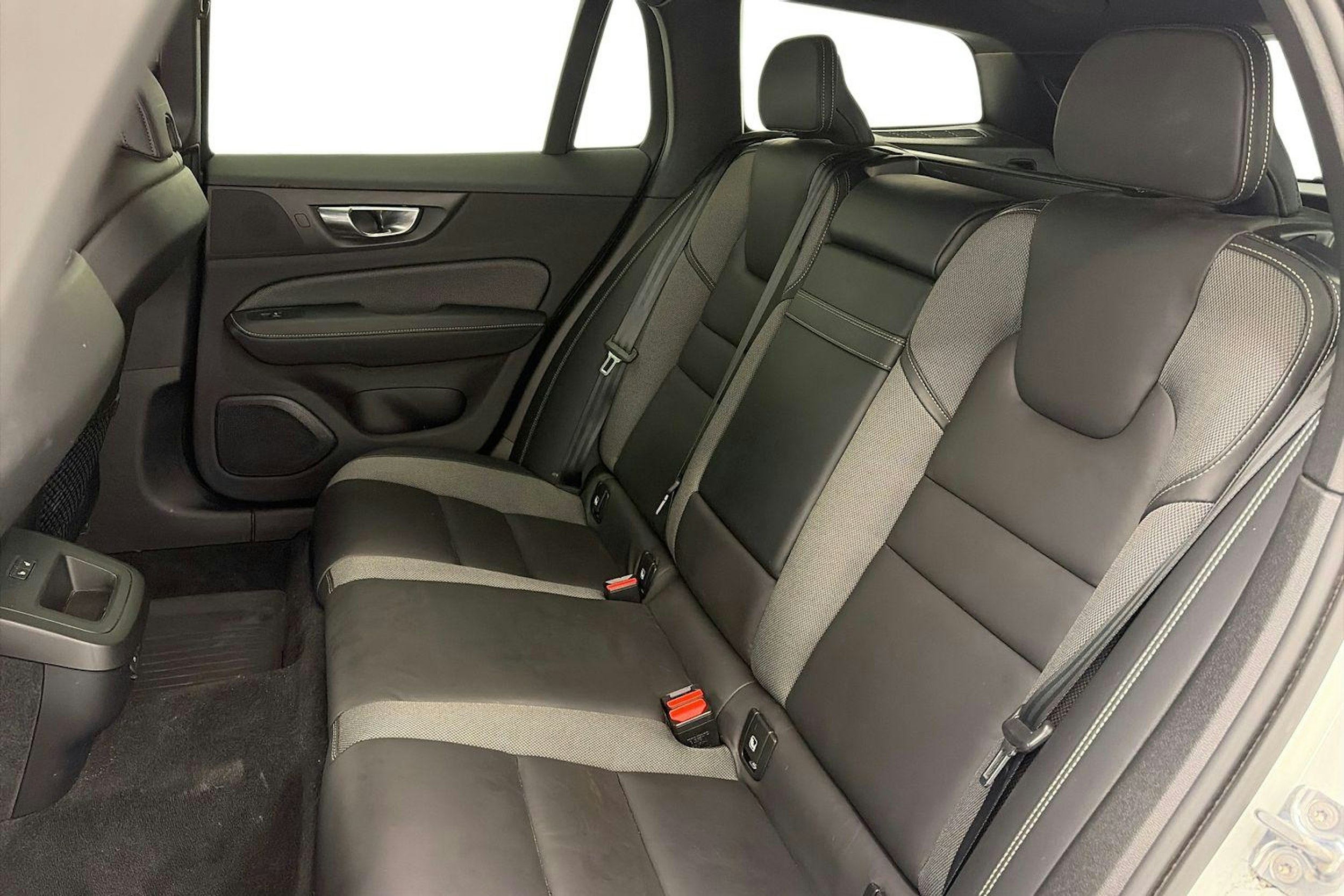 met. valkoinen Volvo V60 2021 kuva 10.