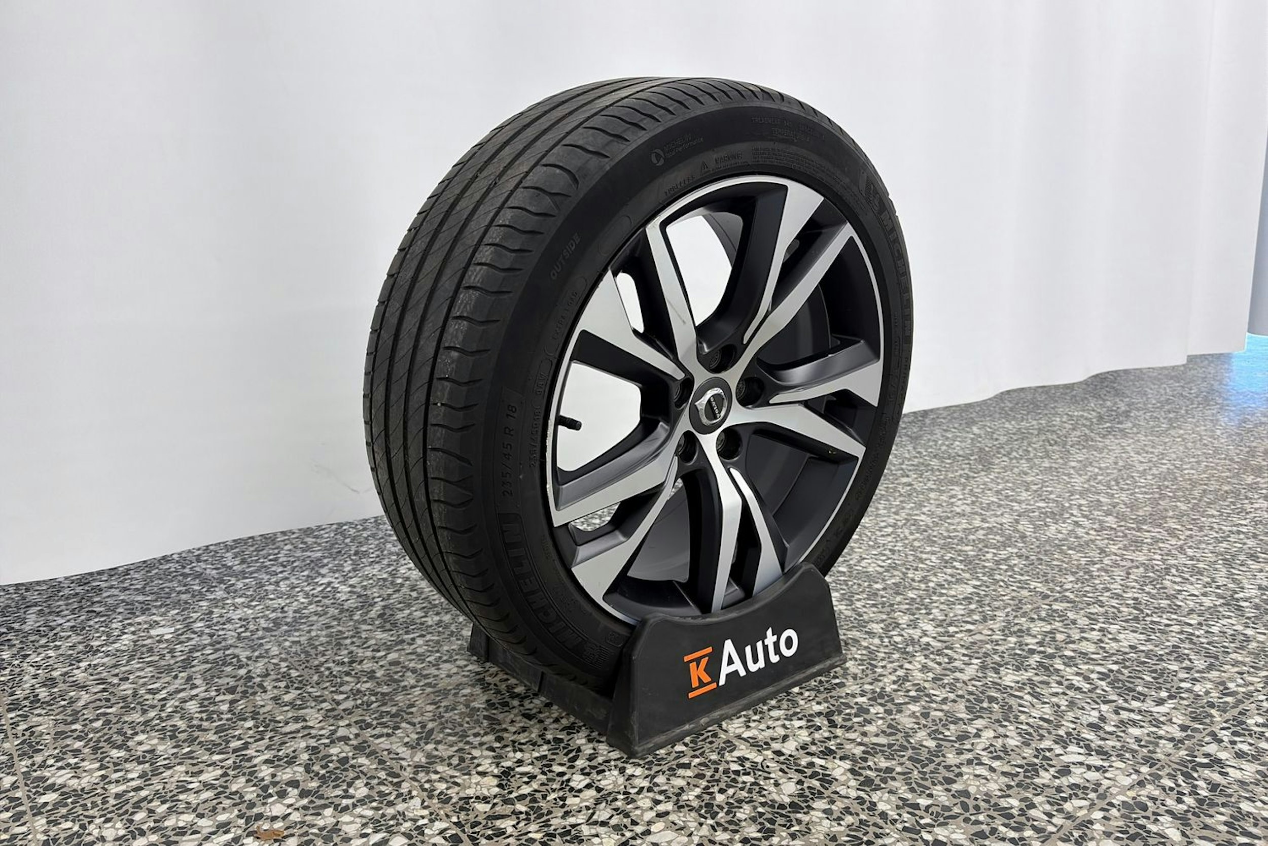 met. valkoinen Volvo V60 2021 kuva 13.